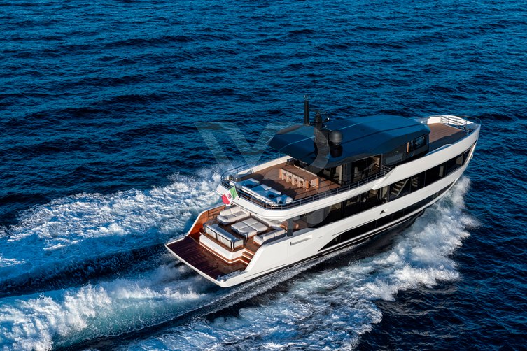 Gora yacht exterior 3