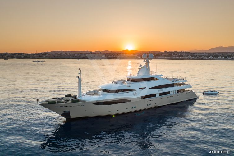 Light Holic yacht exterior 2