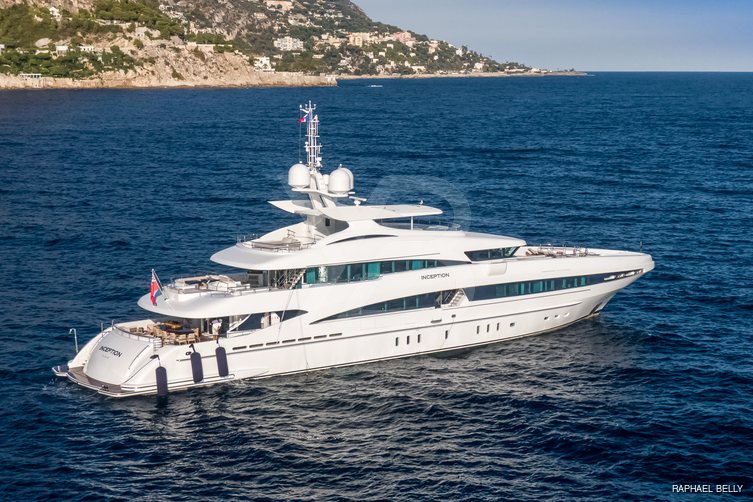 R Juniors yacht exterior 11