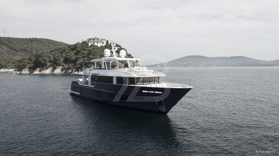 Reginatta yacht exterior 9