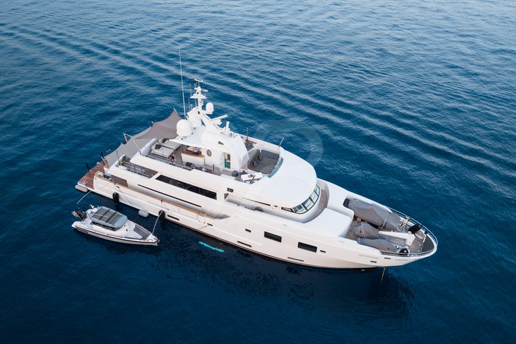 Tommy Belle yacht exterior 2