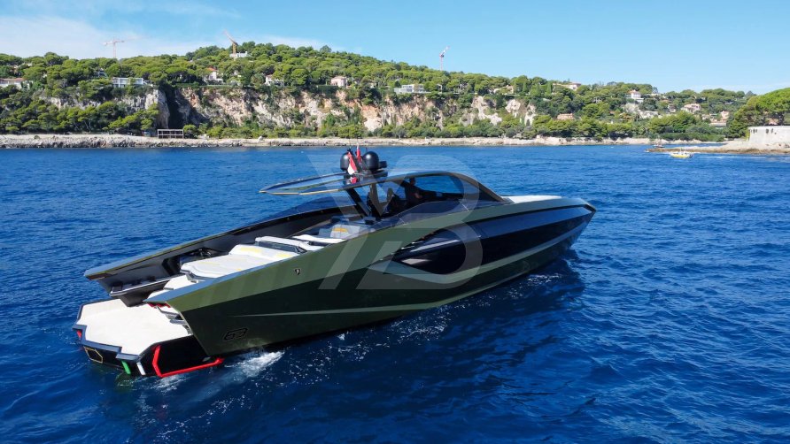 Kiki yacht exterior 3