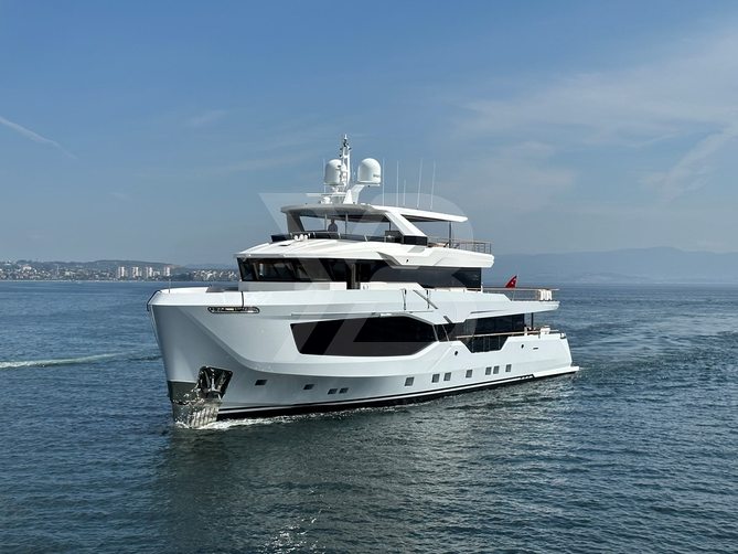 Eau La La yacht exterior 3