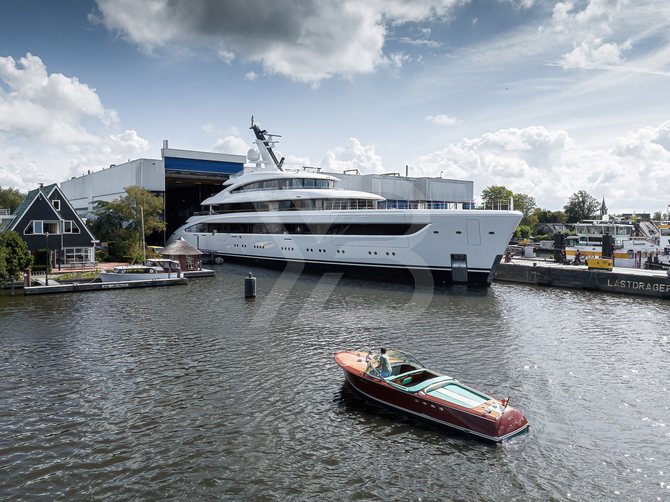 Alvia yacht exterior 20