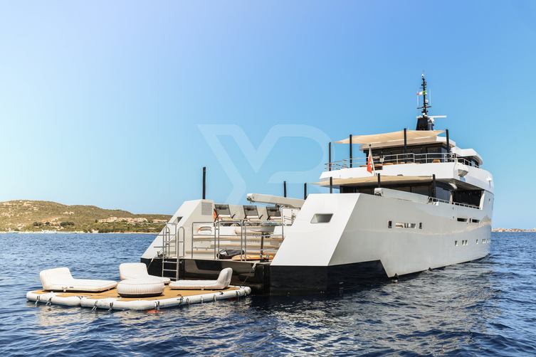 Fox yacht exterior 26