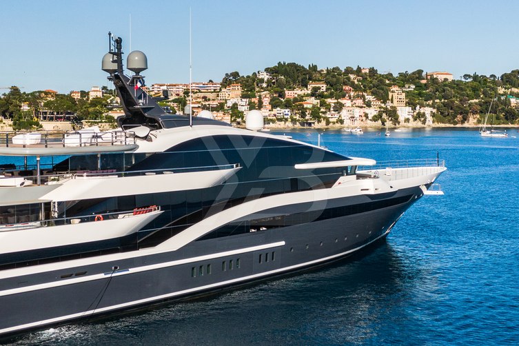 Dar yacht exterior 17