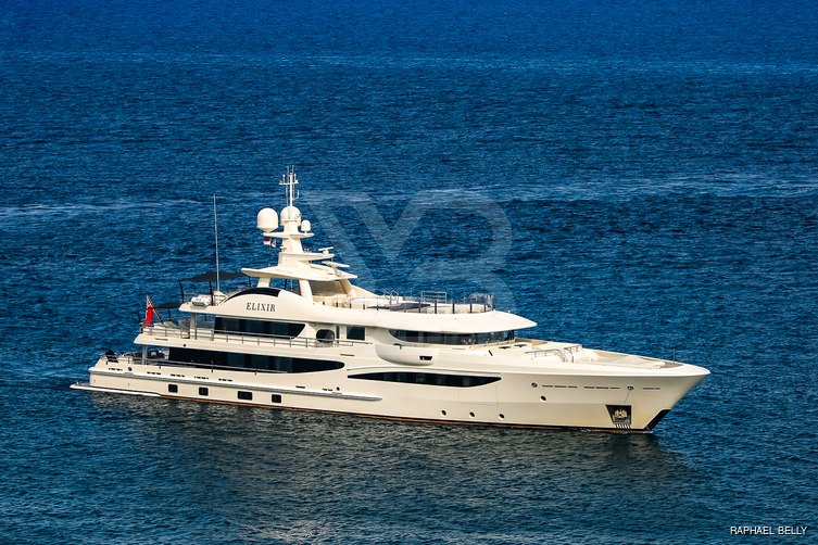 Gigagi yacht exterior 2