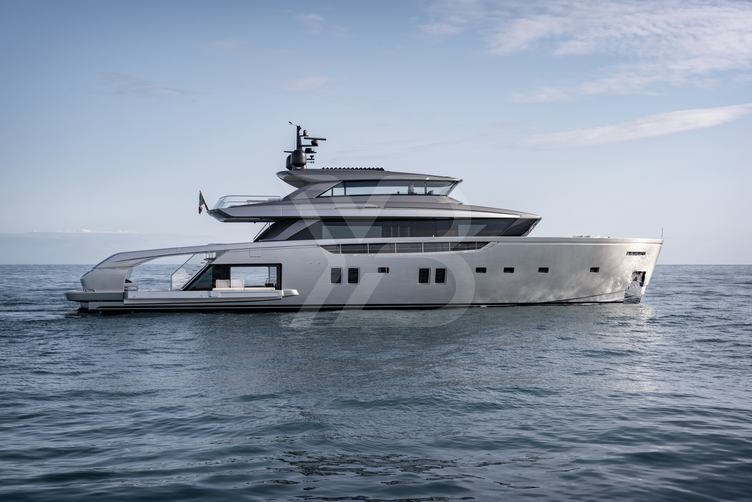 Sensa yacht exterior 25