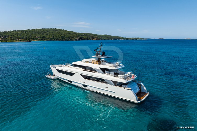 Penta yacht exterior 9