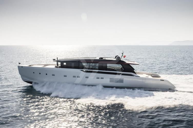 Anmax yacht exterior 2