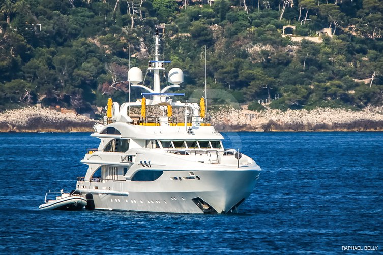 Platinum yacht exterior 3