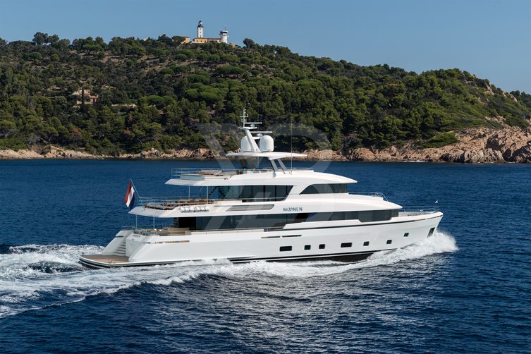 Ad Astra yacht exterior 11