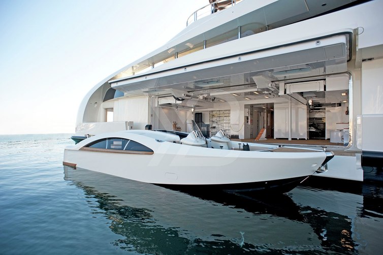 AV yacht exterior 22