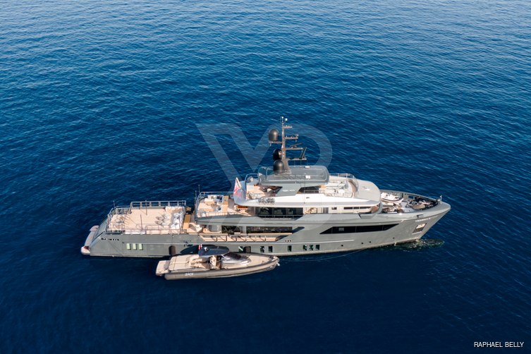 Amo yacht exterior 7