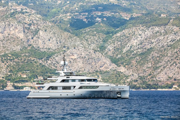 Dragoluna yacht exterior 9