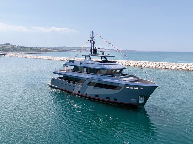 Haze² yacht exterior 3