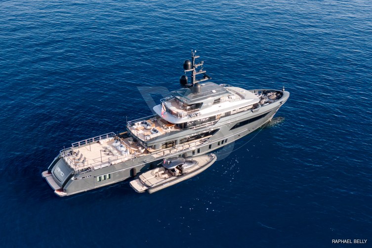 Amo yacht exterior 8