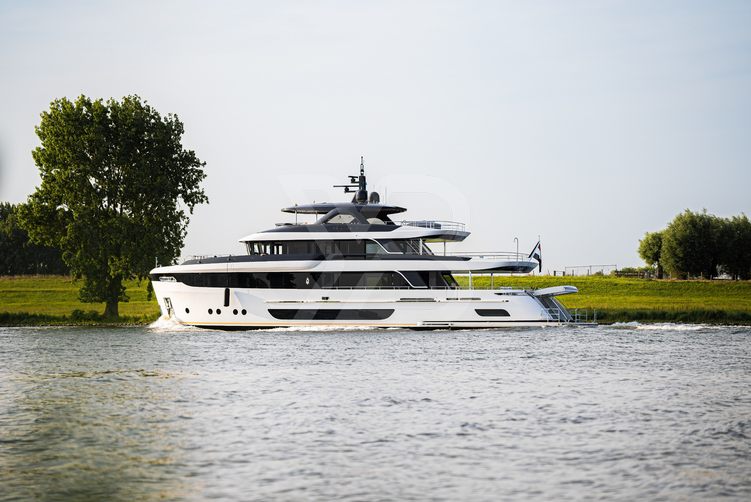 Lalabe yacht exterior 2