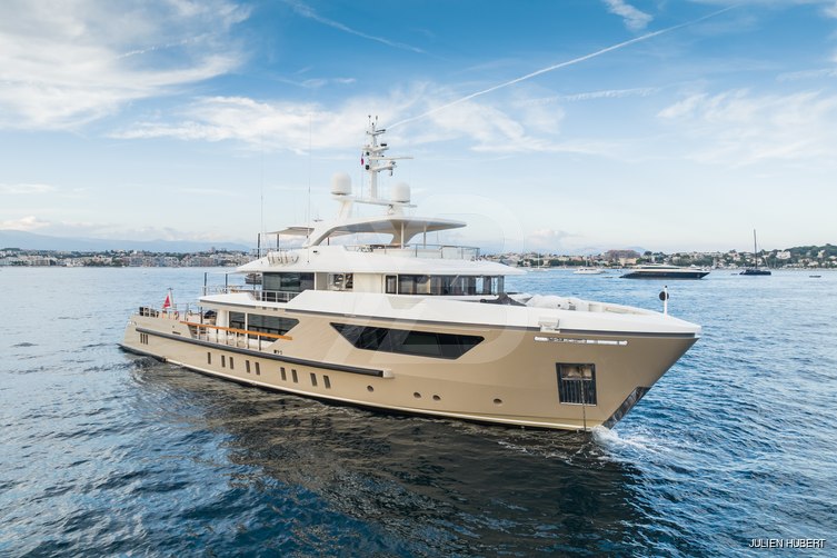 Lars yacht exterior 14