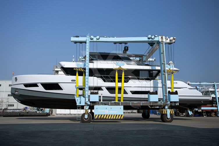 CLX96/01 yacht exterior 10