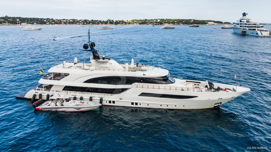 Hallo yacht exterior 5