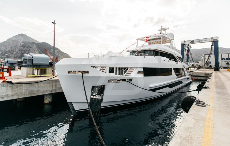 Phnx yacht exterior 12