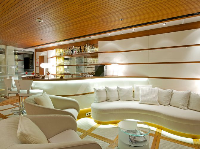 Vive la Vie yacht interior 10