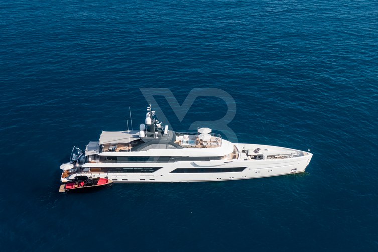 Entourage yacht exterior 18