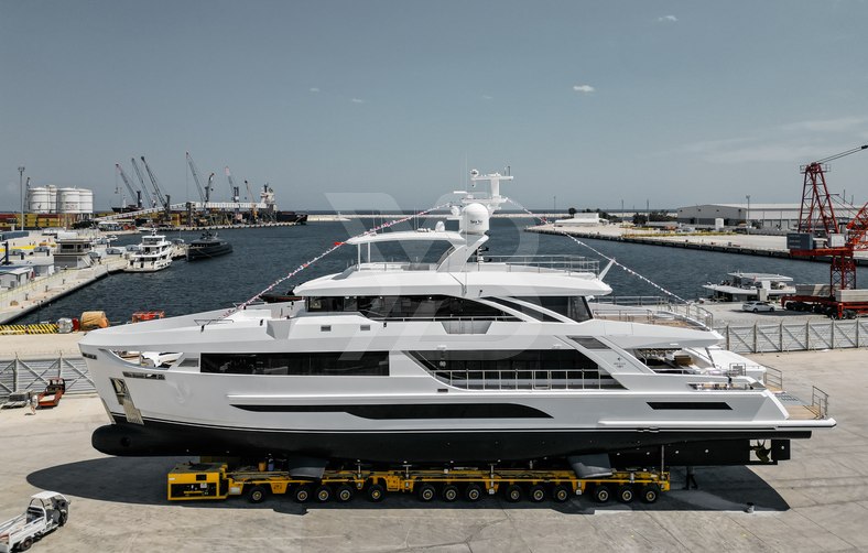 Familia yacht exterior 7