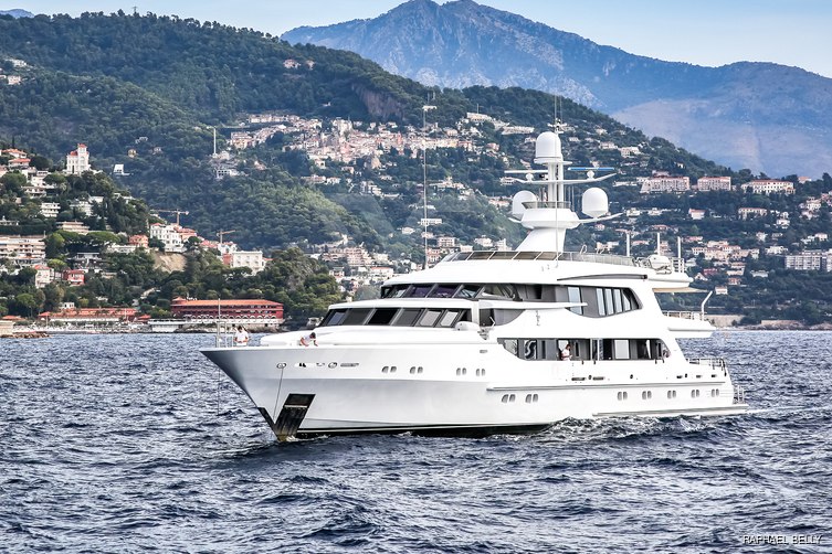 Lazy Z yacht exterior 4