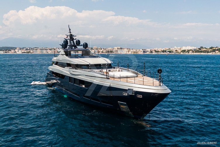 SaraStar yacht exterior 15