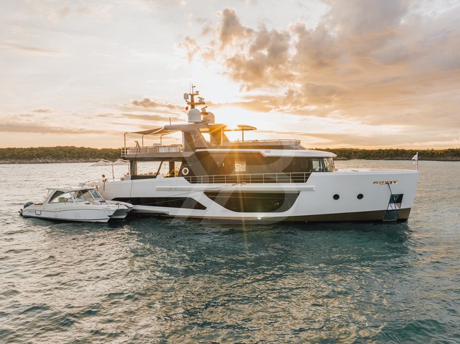 Vivace yacht exterior 2