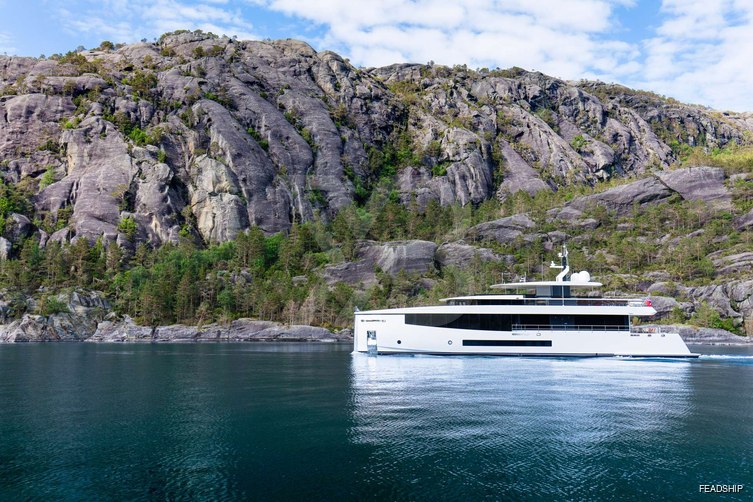 Gray Cliffs yacht exterior 9