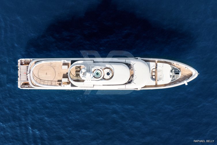 Global yacht exterior 28