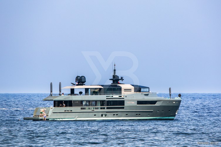 Toy yacht exterior 9