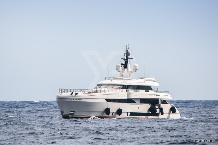 Stern yacht exterior 4