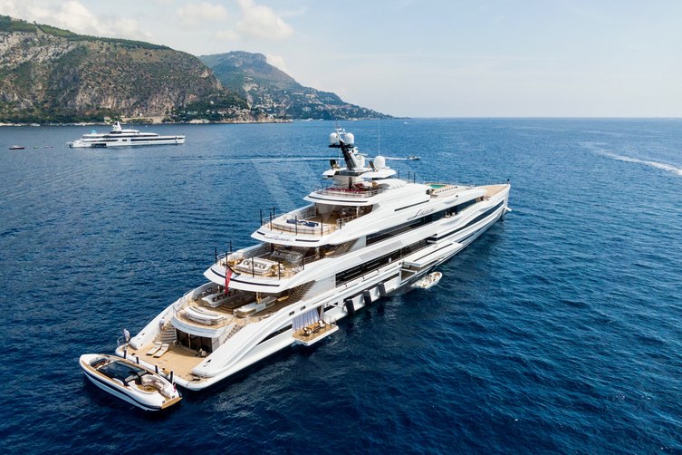 Mar yacht exterior 6