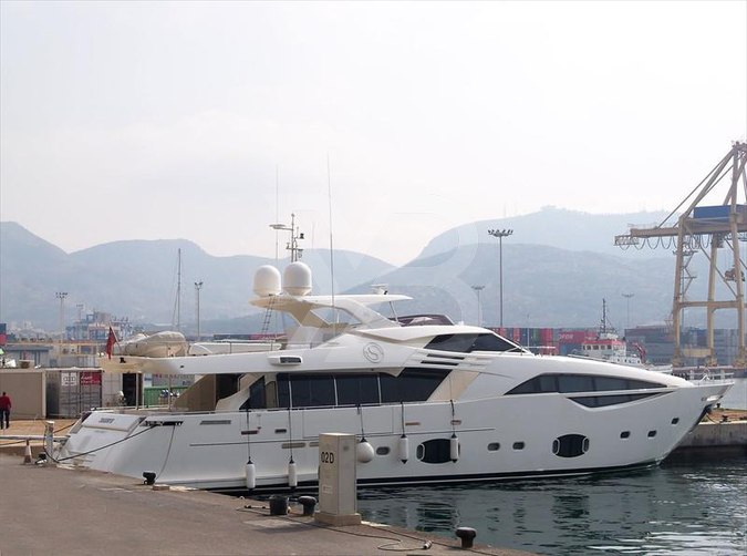 Uhud yacht exterior 2