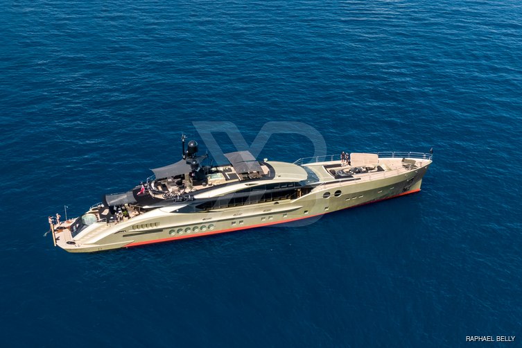 DB9 yacht exterior 7