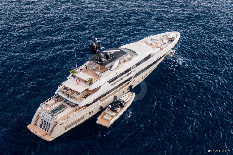 Aily yacht exterior 3