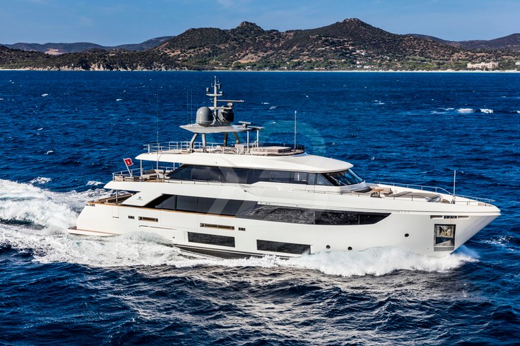 Haiami yacht exterior 2