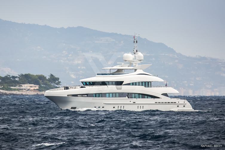 R Juniors yacht exterior 2