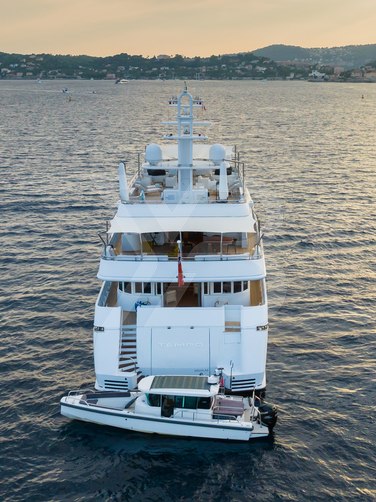 Tempo yacht exterior 5