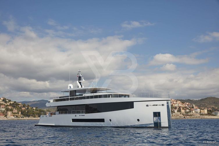 Quintet yacht exterior 2