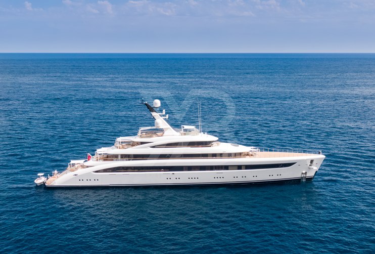 Alvia yacht exterior 9