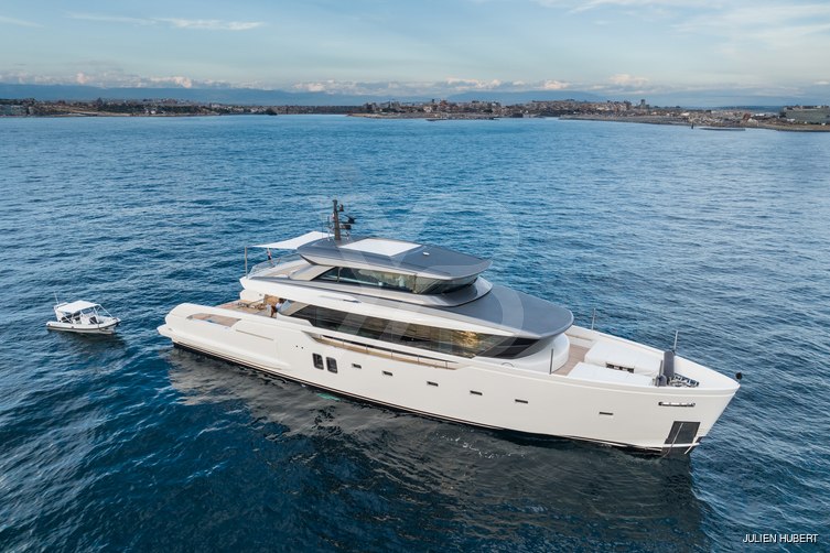 Ami yacht exterior 9