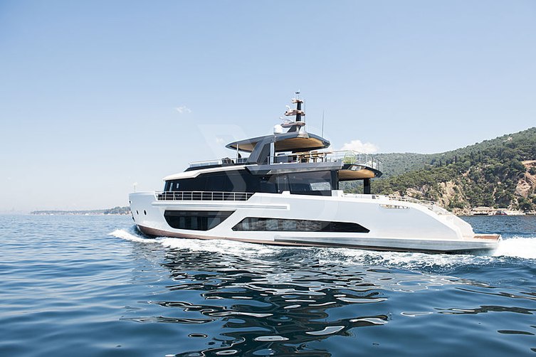 Saint V yacht exterior 4