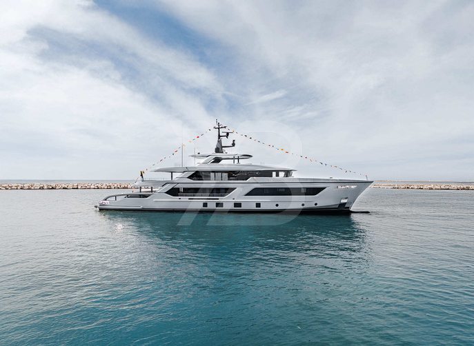 RJ yacht exterior 14