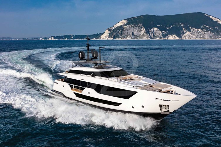 Y yacht exterior 2