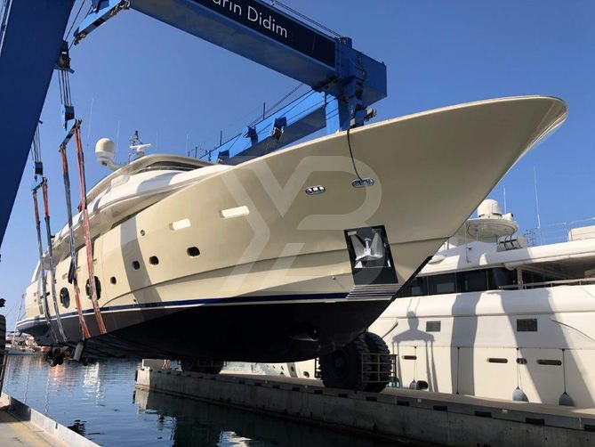 Lulu V yacht exterior 3